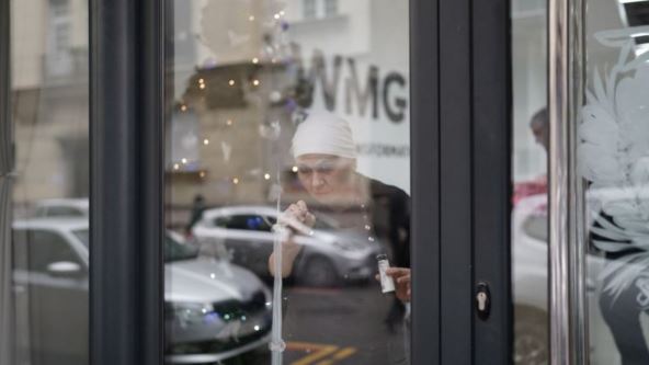 Marija Tabaković oslikala stakla WMG kompanije