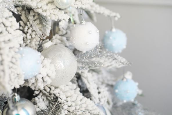 bela jelka za Novu godinu.jpg