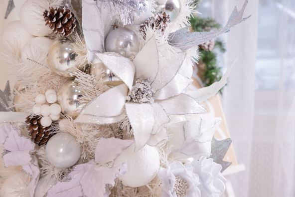 srebrne i bele kugle na jelki.jpg