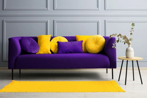 Ljubičasti krevet sa žutim jastucima
