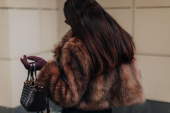 zena u kratkoj bundi.jpg