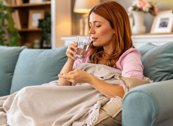 bolesna zena pije vitamine.jpg