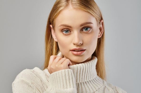 žena u belom dzemperu