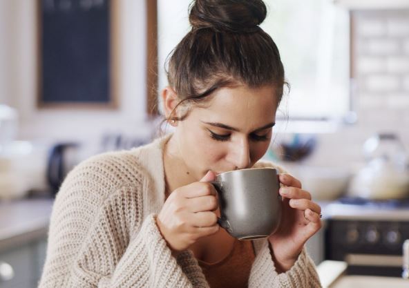 žena pije kafu 2.jpg