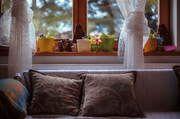 kauč ispred radijatora