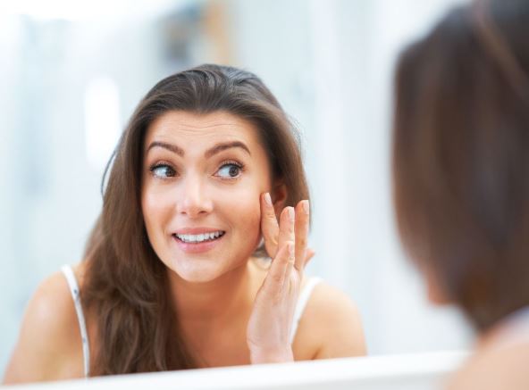 zena pred ogledalom 1.jpg