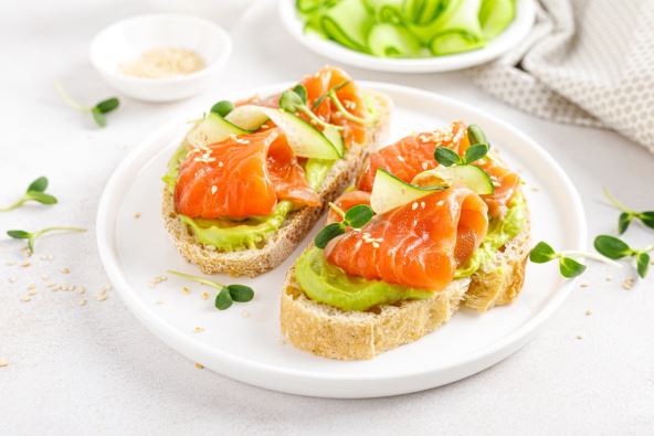 Sendvič sa lososom i avokadom