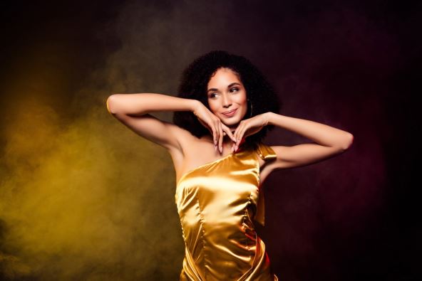 Devojka u zlatnoj haljini