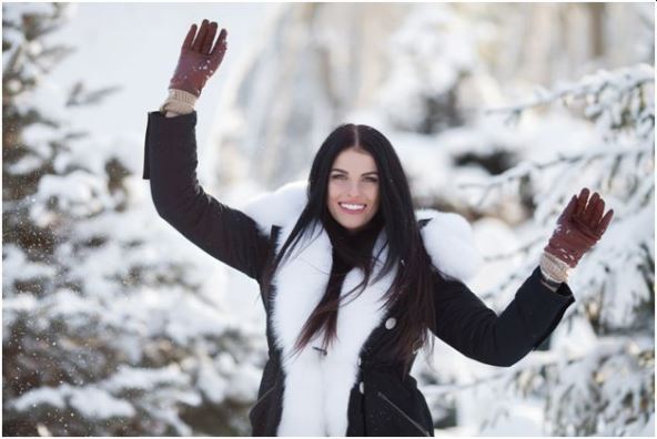 žena u zimskom eksterijeru