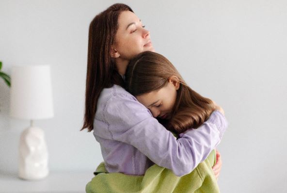 majka i ćerka u zagrljaju