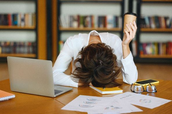 umorna zena pije kafu.jpg