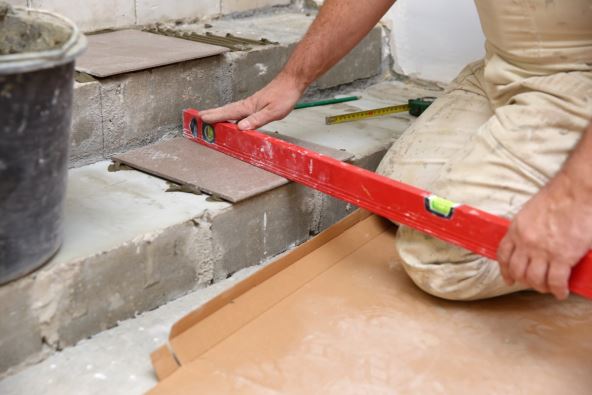 Majstor postavlja pločice