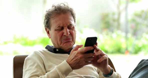 Muškarac gleda u telefon