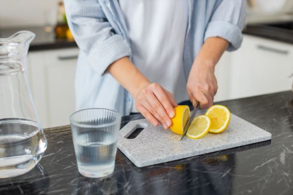 Žena seče limun na kriške
