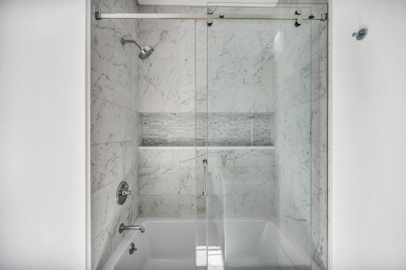 Kamen u panelima za tuš kabinu