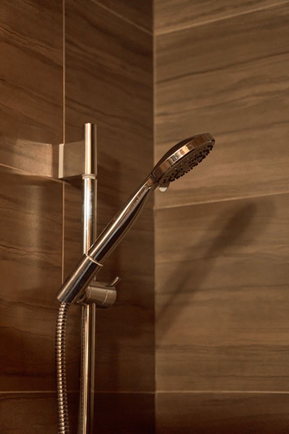 Laminat na zidovima tuš kabine