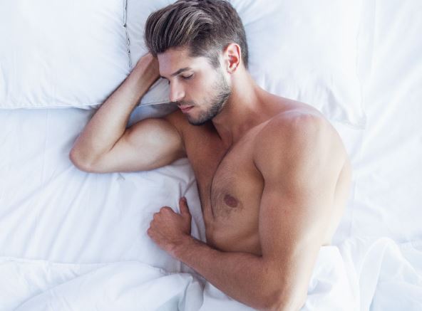 muškarac u krevetu