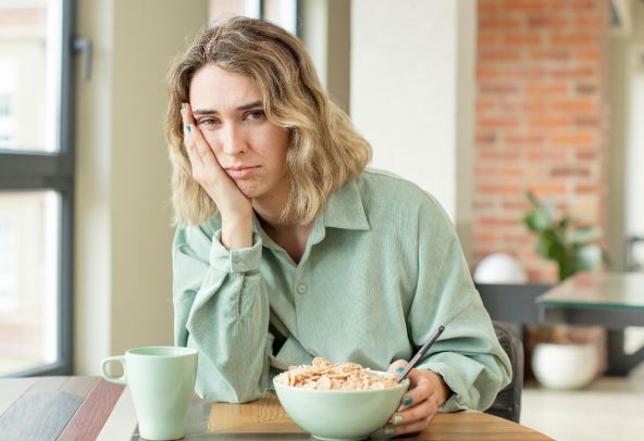 žena doručkuje ovsene pahuljice