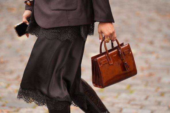 moda žena u braon suknji