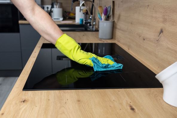 čišćenje staklene ploče na šporetu