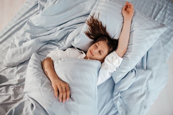 odmorna žena u krevetu