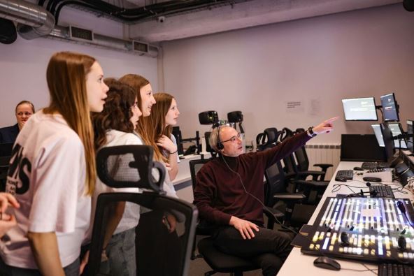 ucenice u poseti WMG 2.jpg