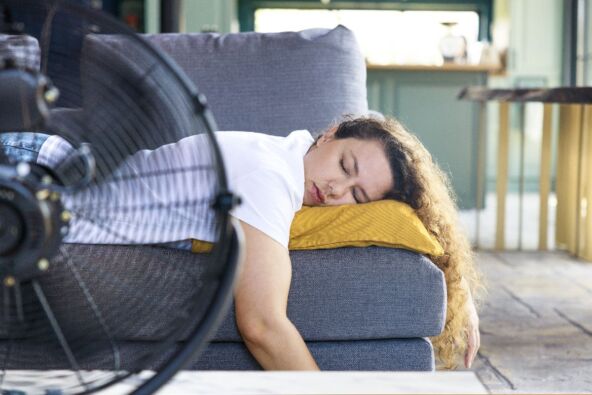 zena na vrucini se rashladjuje ventilatorom 2.jpg