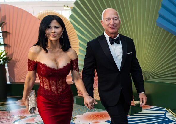 Dzef Bezos Lorin Sancez 0979011452.jpg