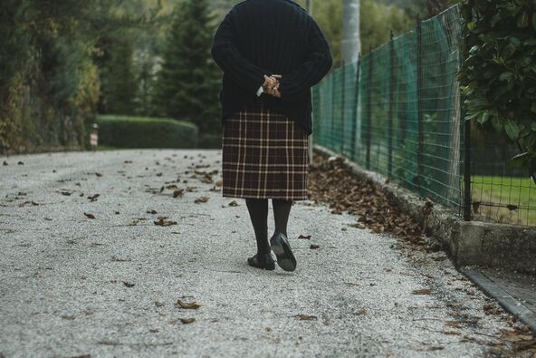 Hod sa rukama na leđima
