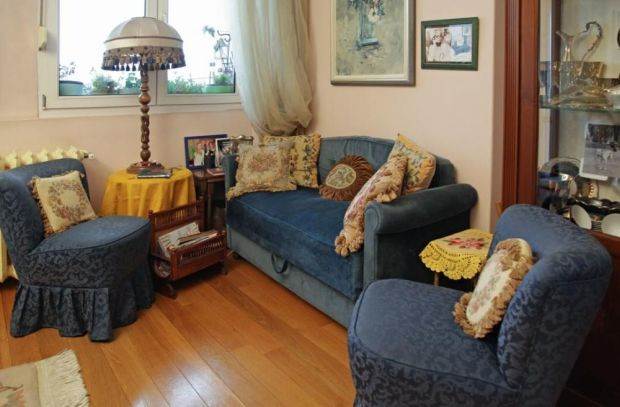 Stan Suzane Mančić u Beogradu pun stilskog nameštaja