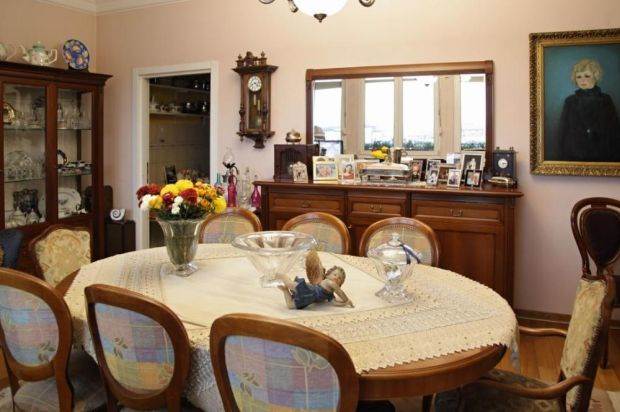 Stan Suzane Mančić u Beogradu pun stilskog nameštaja