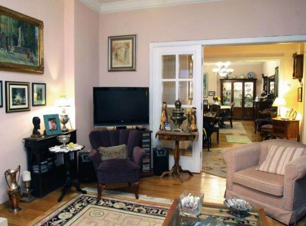 Stan Suzane Mančić u Beogradu pun stilskog nameštaja