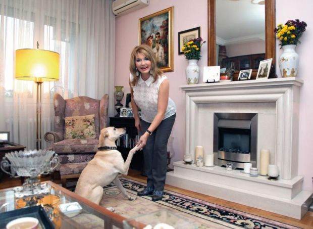 Stan Suzane Mančić u Beogradu pun stilskog nameštaja