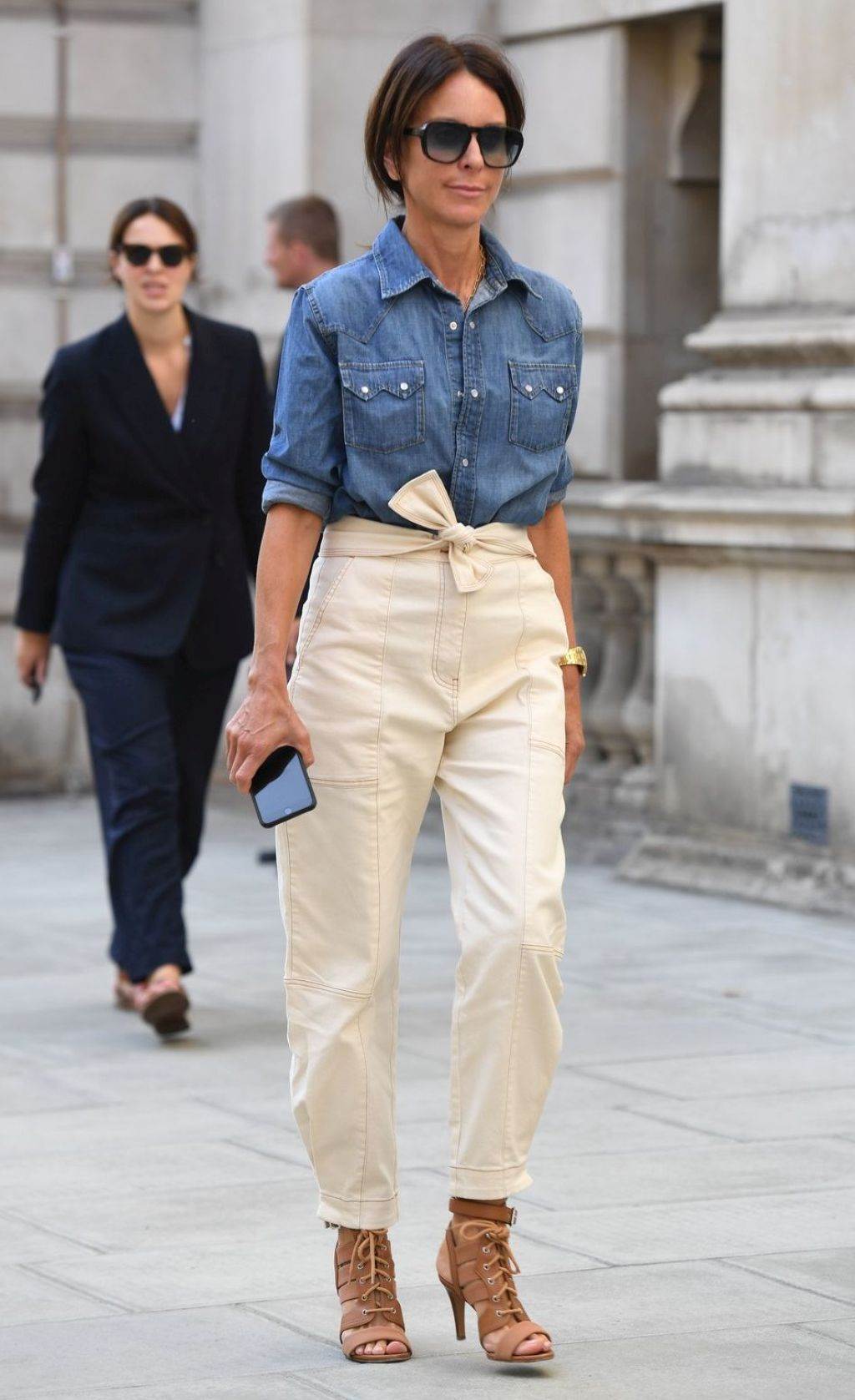MODA ZA JESEN 2019: kakve jakne i mantile, sakoe i haljine nose žene na ulicama Londona (FOTO)
