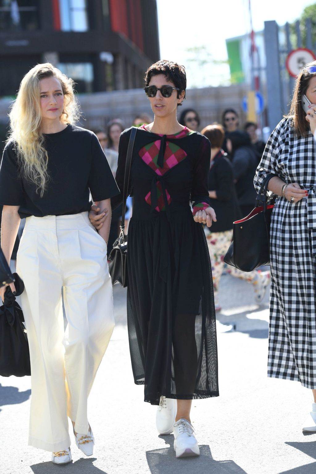 MODA ZA JESEN 2019: kakve jakne i mantile, sakoe i haljine nose žene na ulicama Londona (FOTO)