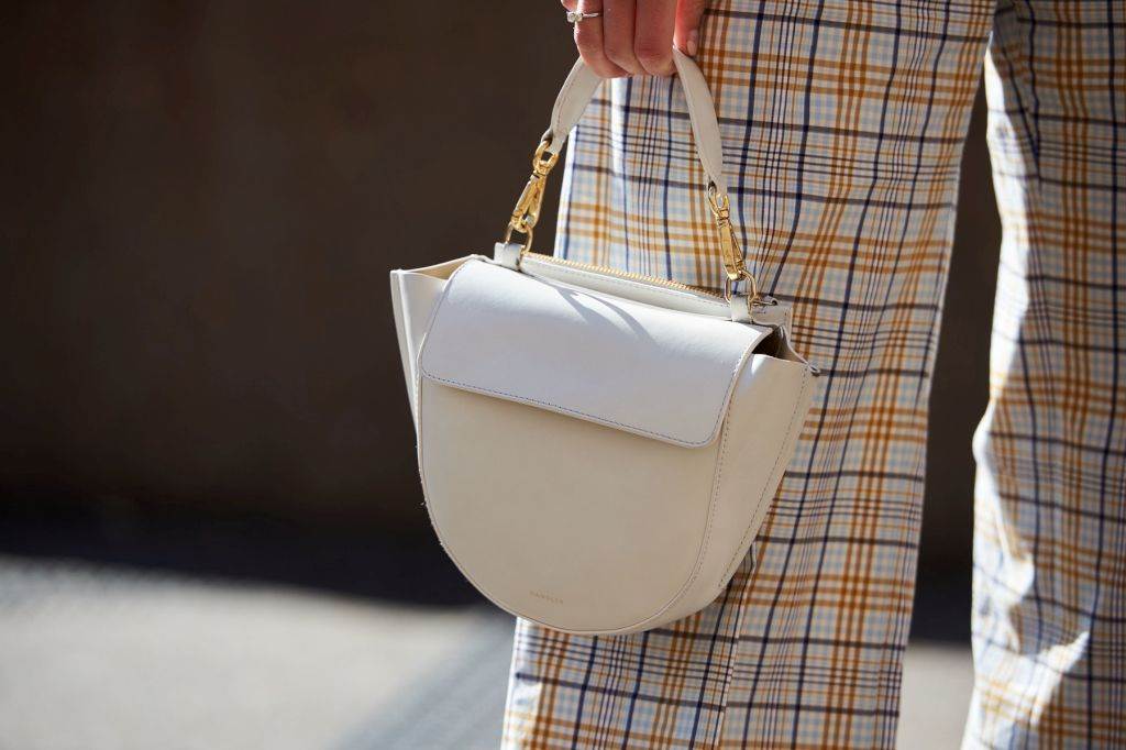 MODNI DETALJI ZA SEZONU JESEN / ZIMA 2019: hit cipele, tašne i nakit sa ulica Londona (FOTO)