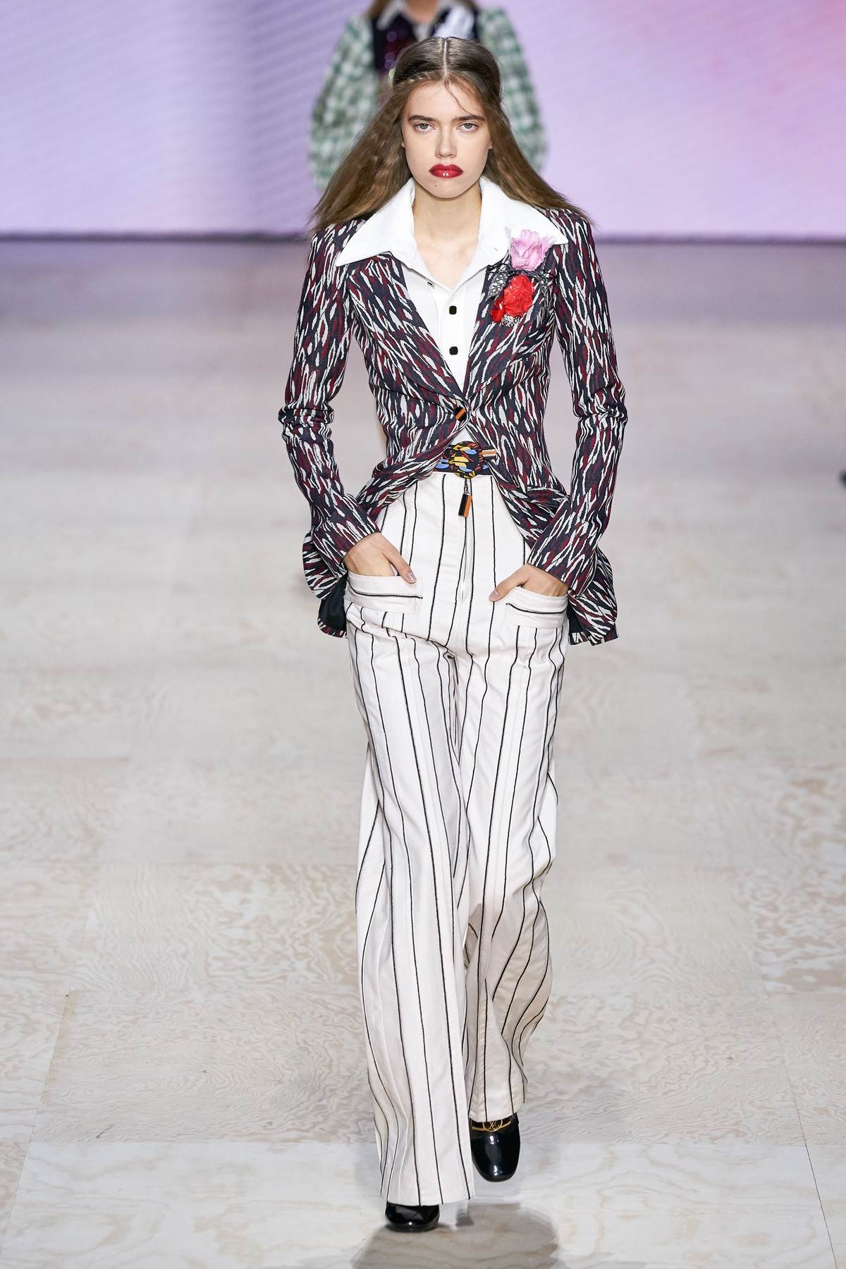 LUJ VITON I DIVNA MODA ZA 2020: naglašena ramena, uski blejzeri i široke pantalone očarale zvezde na zatvaranju Nedelje mode u Parizu (FOTO)