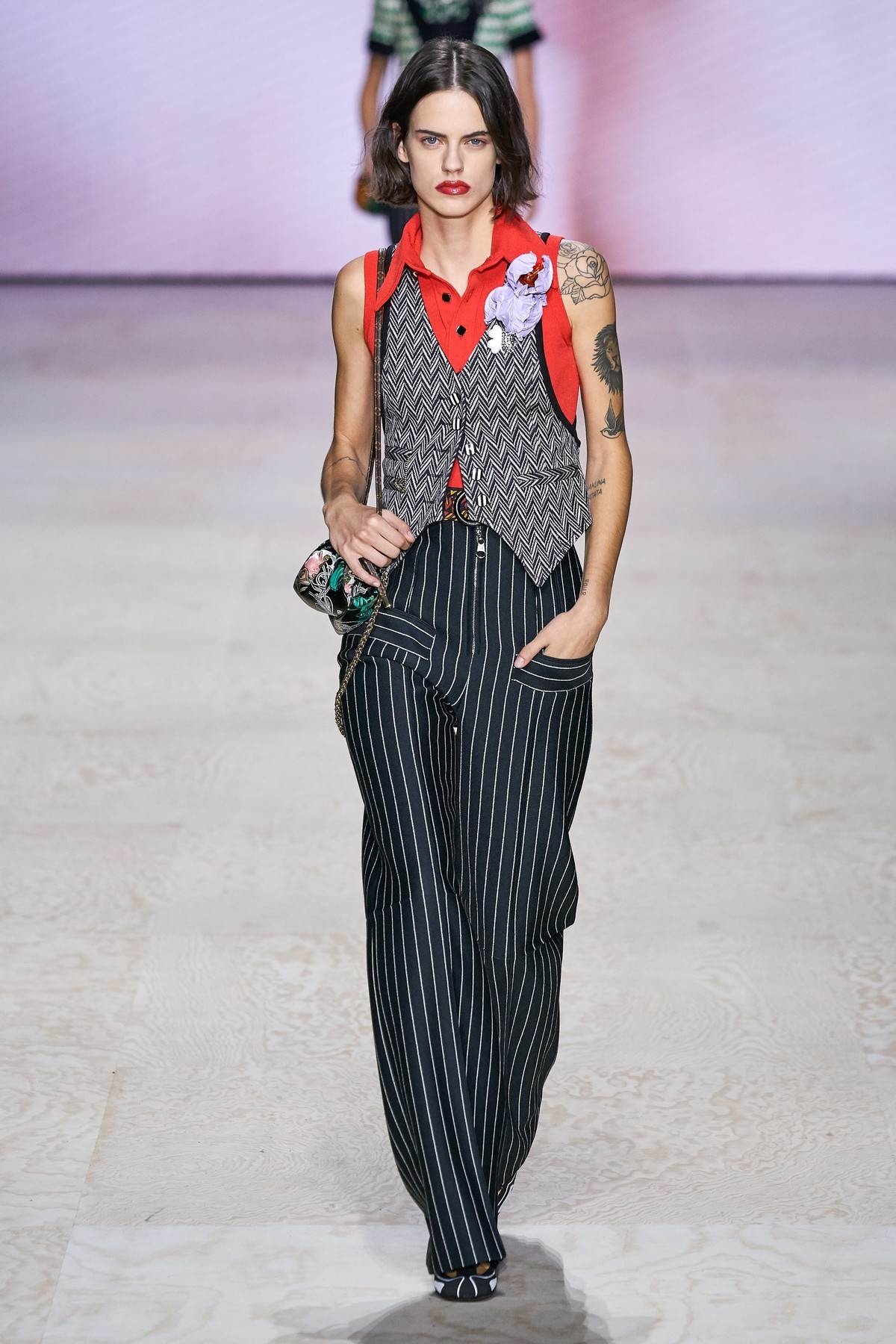 LUJ VITON I DIVNA MODA ZA 2020: naglašena ramena, uski blejzeri i široke pantalone očarale zvezde na zatvaranju Nedelje mode u Parizu (FOTO)