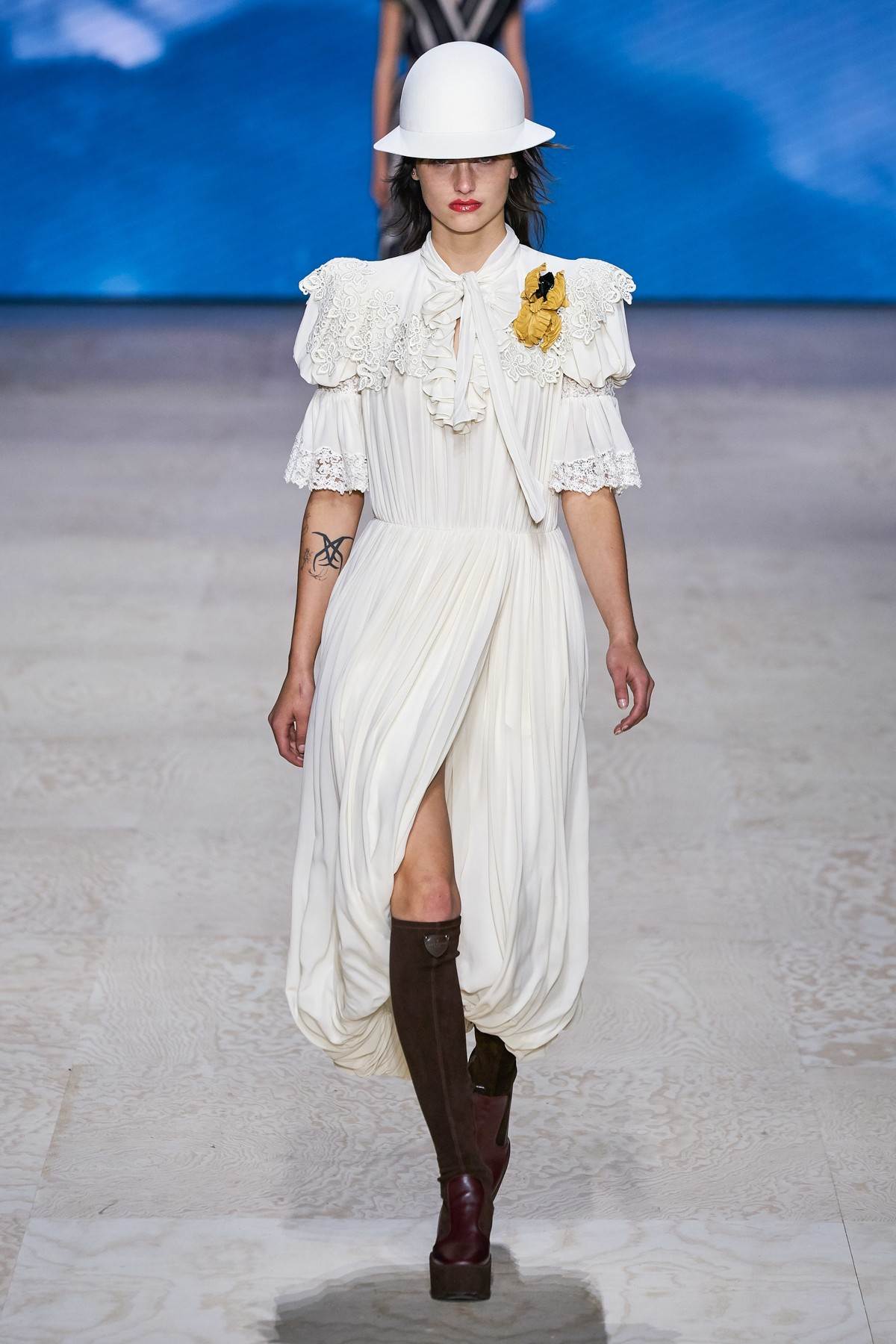 LUJ VITON I DIVNA MODA ZA 2020: naglašena ramena, uski blejzeri i široke pantalone očarale zvezde na zatvaranju Nedelje mode u Parizu (FOTO)