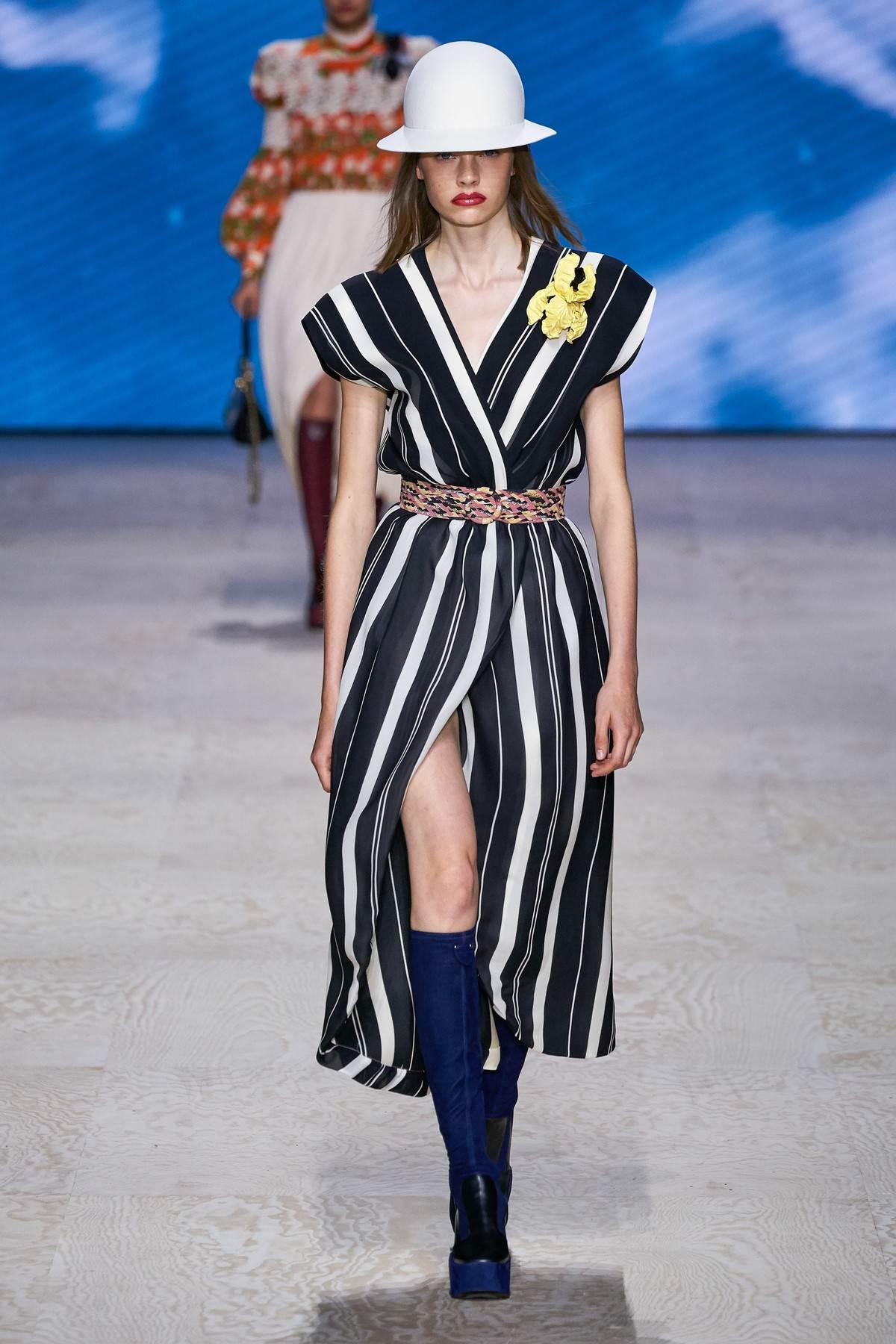 LUJ VITON I DIVNA MODA ZA 2020: naglašena ramena, uski blejzeri i široke pantalone očarale zvezde na zatvaranju Nedelje mode u Parizu (FOTO)