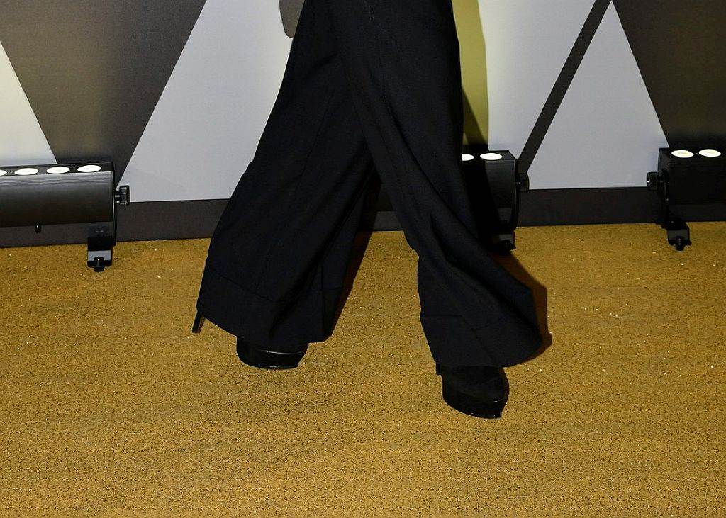 CRNO ODELO KOJE NOSI MONIKA BELUČI ŽELE SVE ŽENE: sako i pantalone koji prikrivaju i otkrivaju u zavodničkoj igri (FOTO)