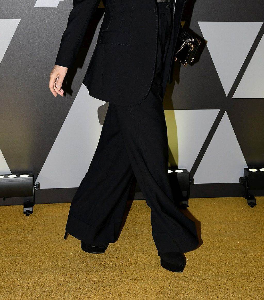 CRNO ODELO KOJE NOSI MONIKA BELUČI ŽELE SVE ŽENE: sako i pantalone koji prikrivaju i otkrivaju u zavodničkoj igri (FOTO)