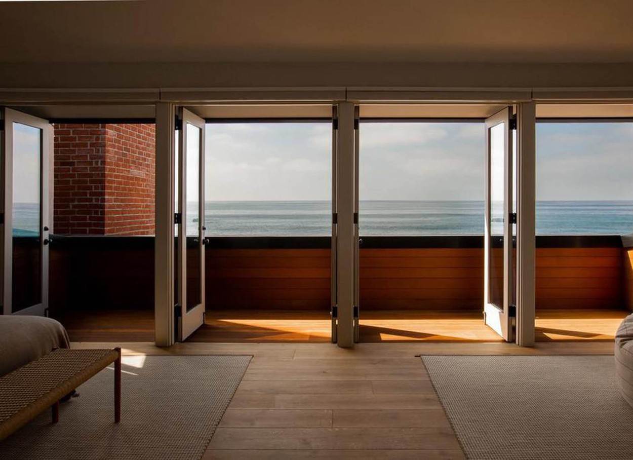 SAVRŠENA KUĆA SA MALO NAMEŠTAJA: glumac Džejson Stejtam i manekenka Rouzi Hantington-Vajtli prodaju modernu vilu za 20 miliona dolara (FOTO)