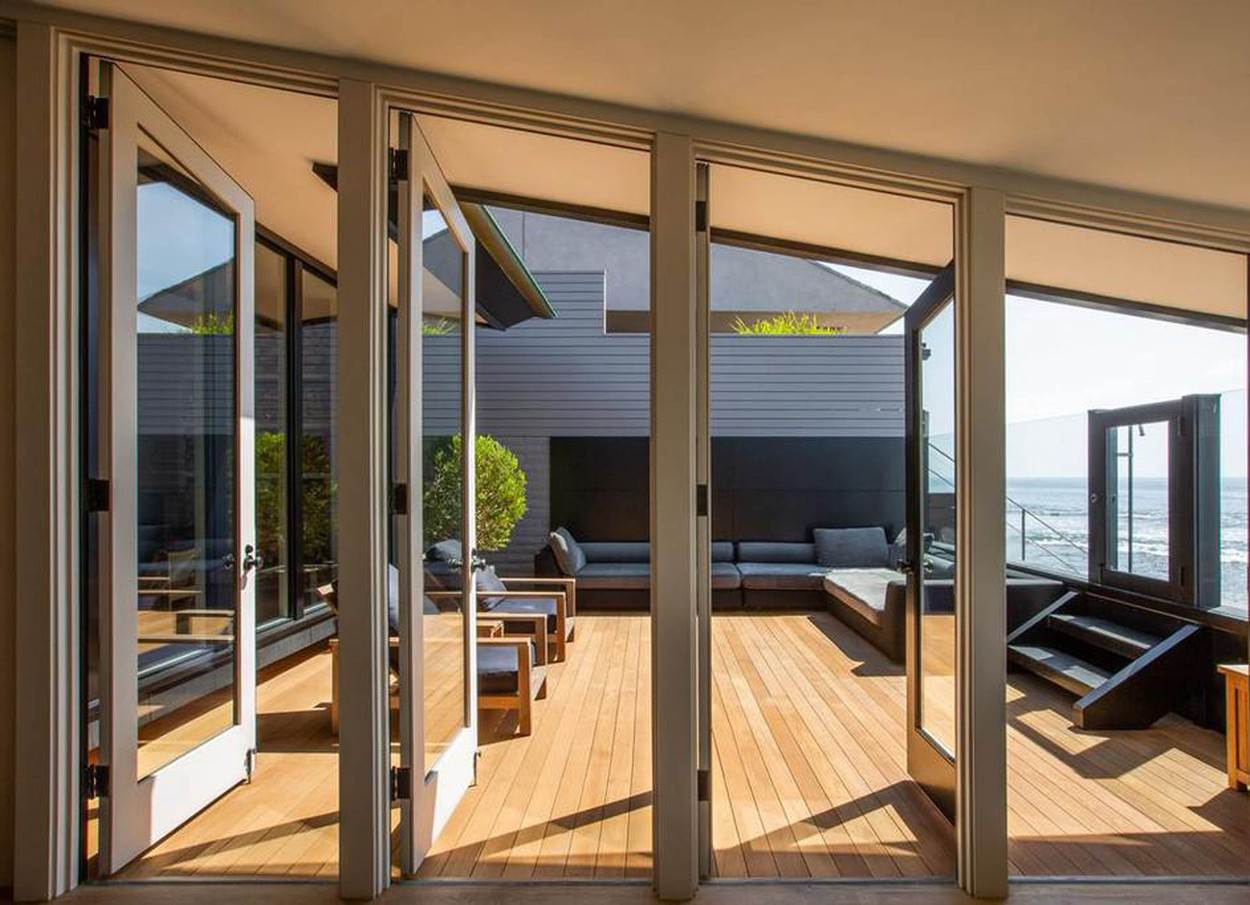 SAVRŠENA KUĆA SA MALO NAMEŠTAJA: glumac Džejson Stejtam i manekenka Rouzi Hantington-Vajtli prodaju modernu vilu za 20 miliona dolara (FOTO)