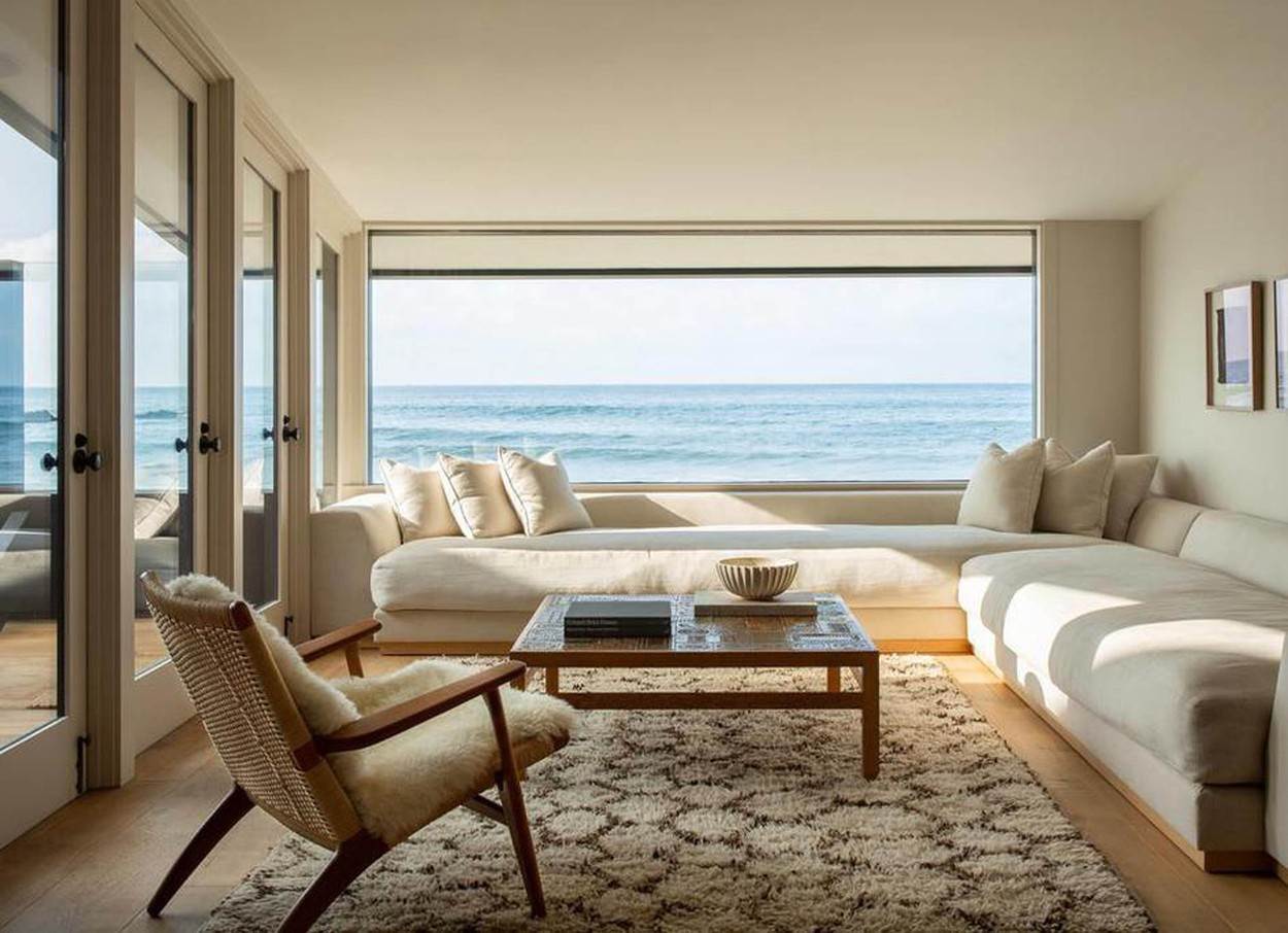 SAVRŠENA KUĆA SA MALO NAMEŠTAJA: glumac Džejson Stejtam i manekenka Rouzi Hantington-Vajtli prodaju modernu vilu za 20 miliona dolara (FOTO)