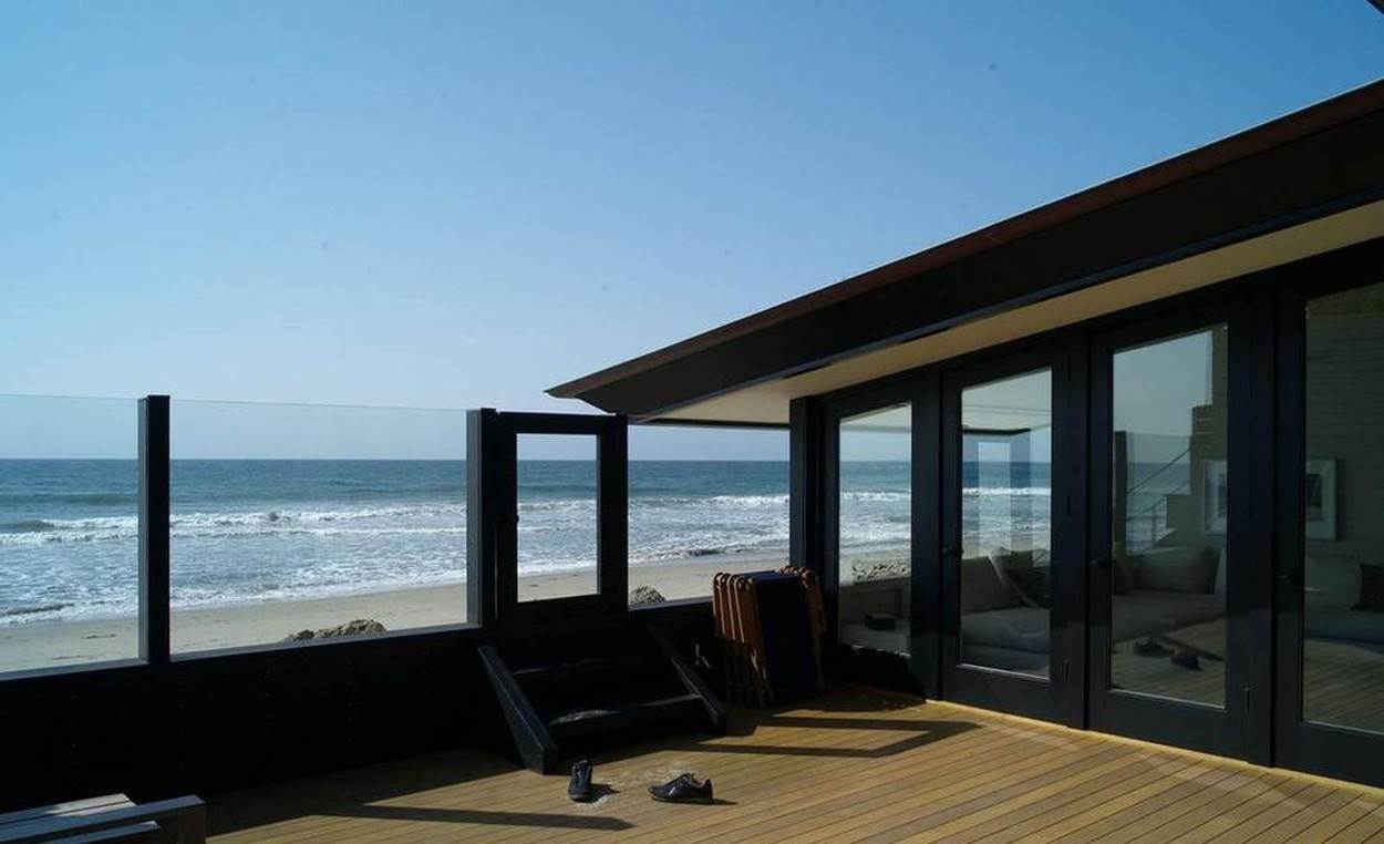 SAVRŠENA KUĆA SA MALO NAMEŠTAJA: glumac Džejson Stejtam i manekenka Rouzi Hantington-Vajtli prodaju modernu vilu za 20 miliona dolara (FOTO)