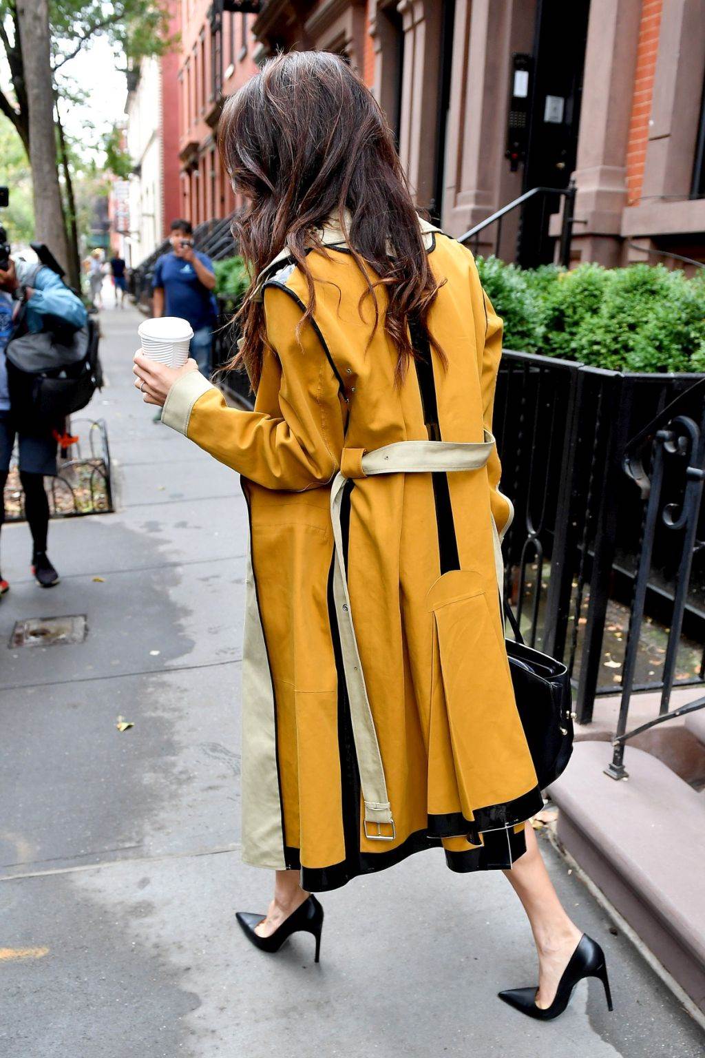 MODERAN KAPUT I EFEKTNA SUKNJA KAO ODLIČNA KOMBINACIJA ZA SVAKI DAN: 3 kaputa Amal Kluni su obeležili jesen 2019 (FOTO)