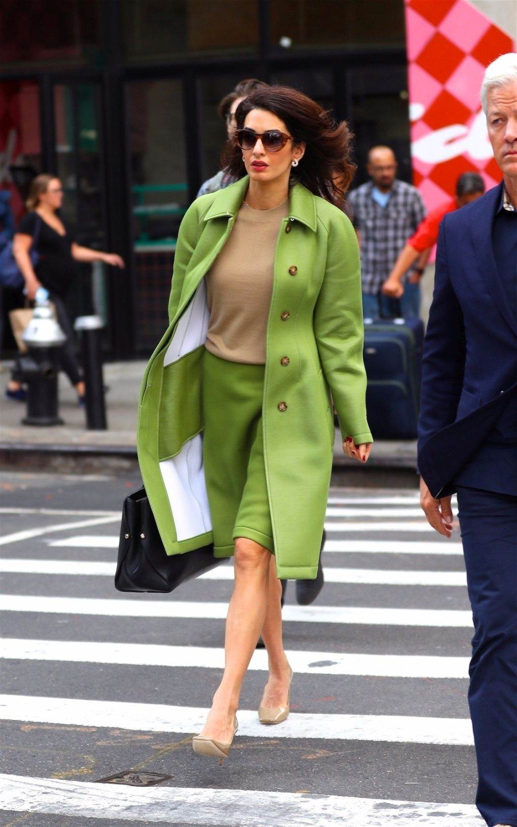 MODERAN KAPUT I EFEKTNA SUKNJA KAO ODLIČNA KOMBINACIJA ZA SVAKI DAN: 3 kaputa Amal Kluni su obeležili jesen 2019 (FOTO)