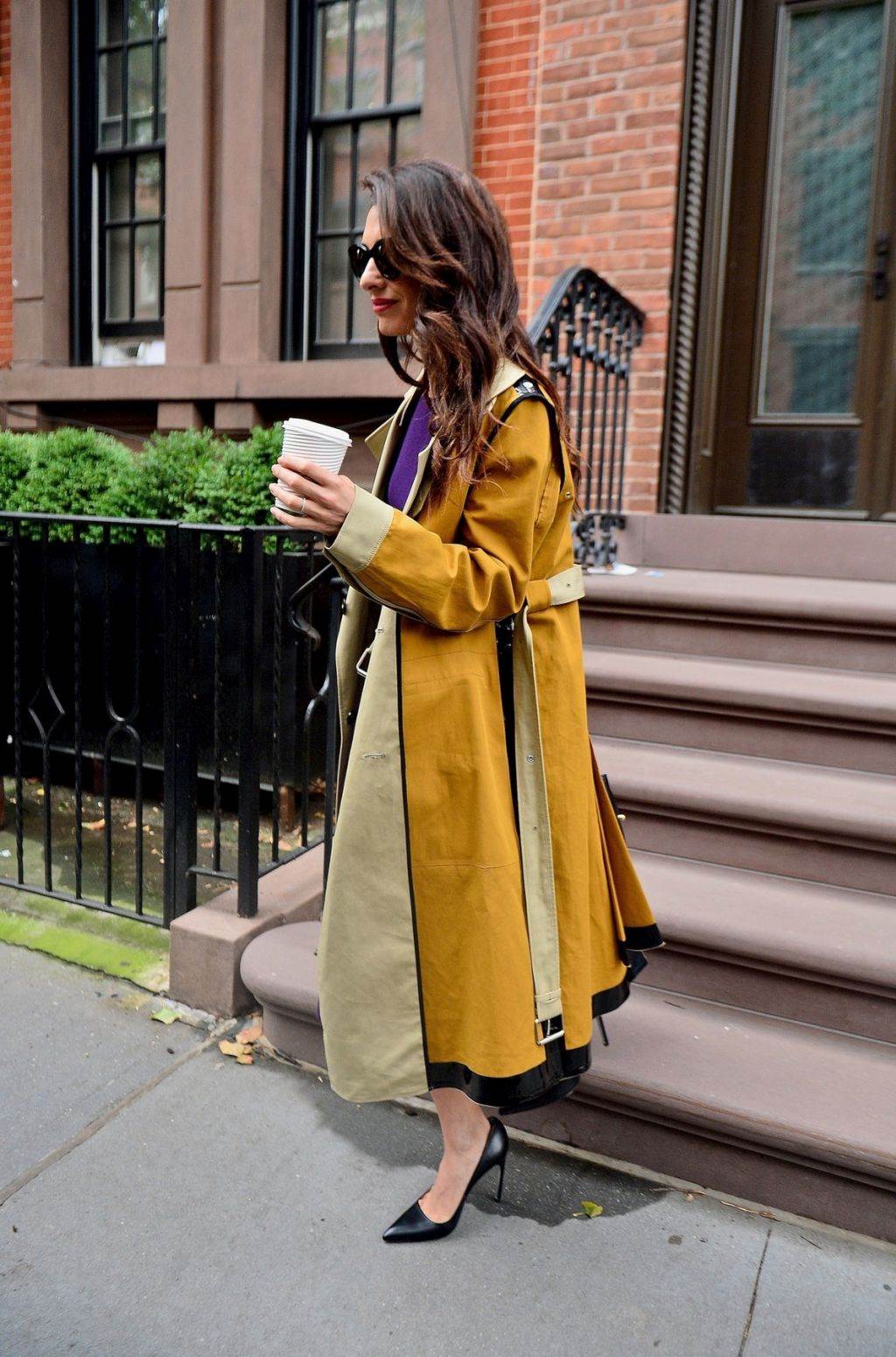 MODERAN KAPUT I EFEKTNA SUKNJA KAO ODLIČNA KOMBINACIJA ZA SVAKI DAN: 3 kaputa Amal Kluni su obeležili jesen 2019 (FOTO)