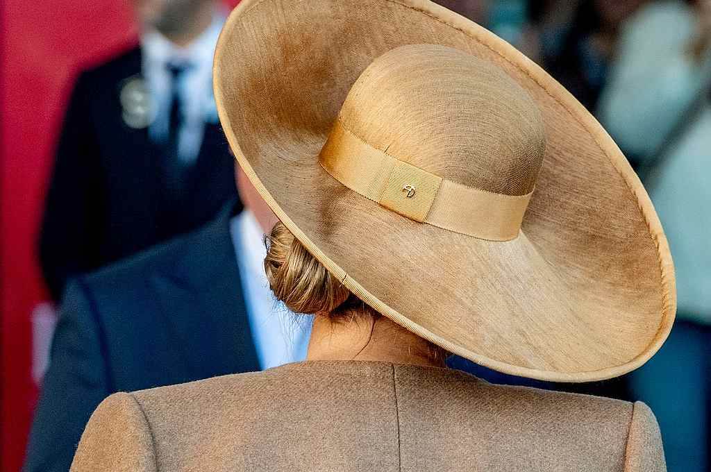 MODNA KOMBINACIJA JEDNE KRALJICE: jedna boja, različiti materijali, klasika za prave gospođe (FOTO)